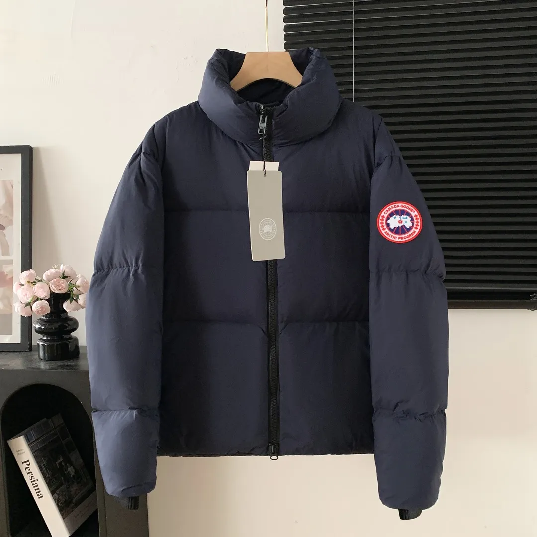 Style number: Y 172 2802M (high version) Canada gooes Canada goose Lawrence down jacket Lawrence down jacket provides basic protection for daily adventures. Delicately soft fabric, this is a water-repellent fabric that is soft to the touch yet durable. Filled with extremely fluffy white duck down. This piece has a quilted body and structured down. Padded collar and reflective double-stripe grip tape. Extended hem and tucked-in inner rib-knit cuffs. ⚠️The real color of the desert color is darker, consistent with the color on the official website. Color: Black Black Label Black Red Label Desert Color Ocean Blue Size: XS-2XL